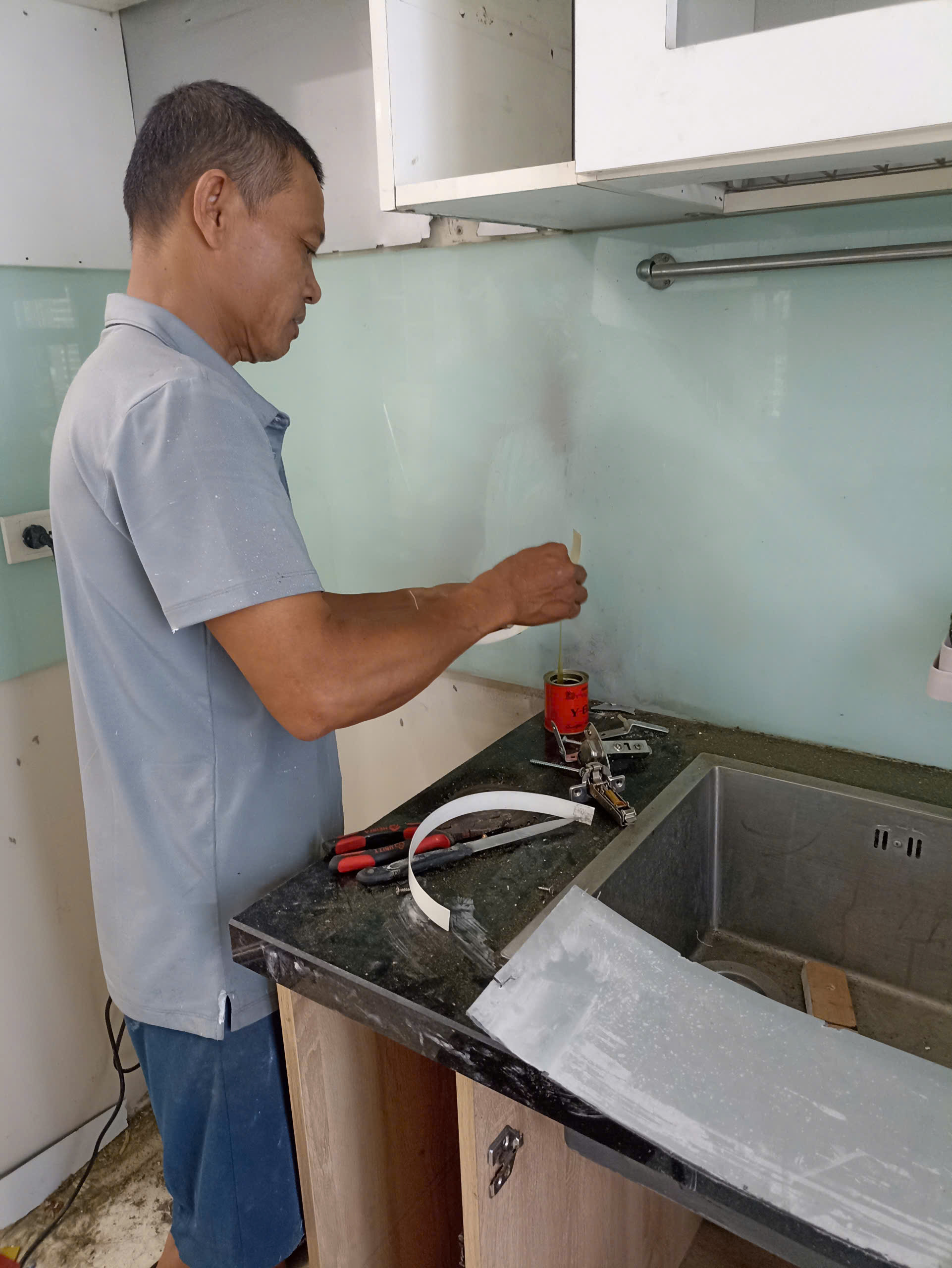 Sửa chữa nhanh tủ bếp để có chỗ chứa tủ lạnh 2